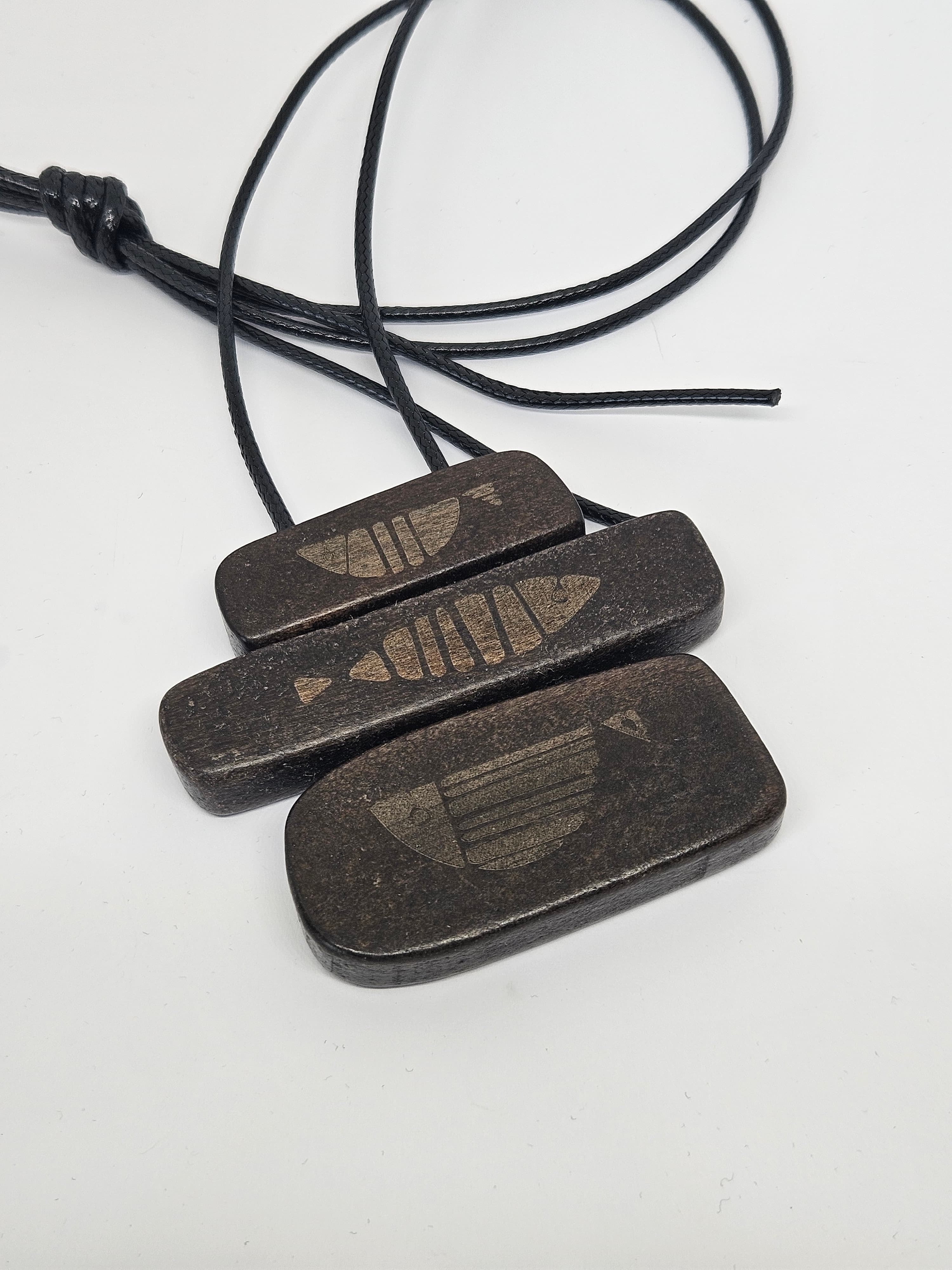 Stylowy wisiorek z drewna z indywidualnym grawerem